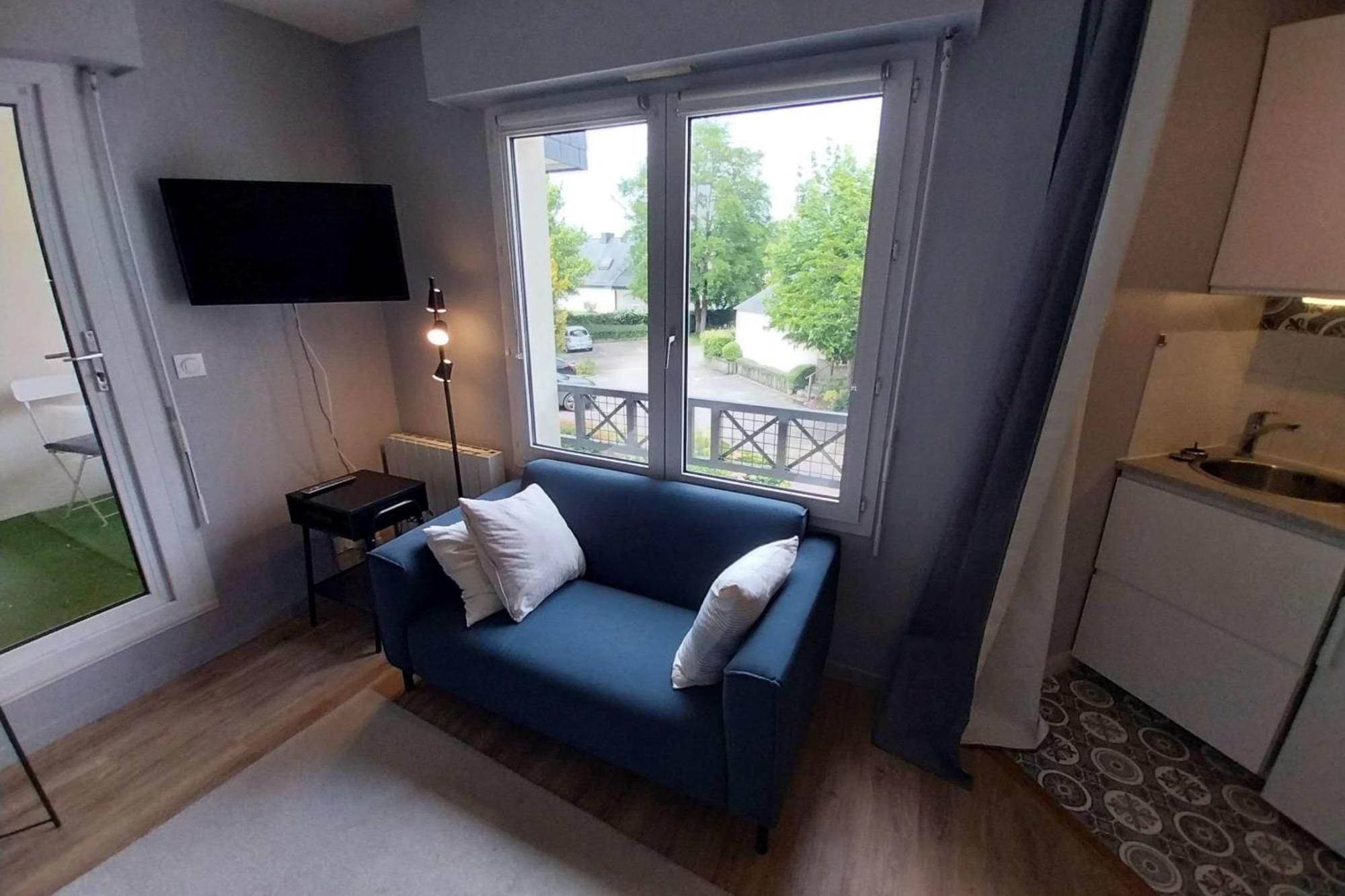 Charming With Balcony Near Port Of
